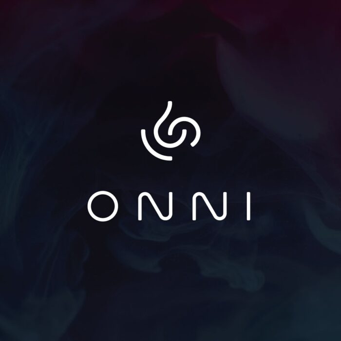 Зображення з написом “ONNI” у стилізованому шрифті. Перша літера “O” має унікальний дизайн, схожий на вихор або абстрактний музичний ключ. Фон темний з відтінками синього та фіолетового, надаючи йому ефірний або космічний вигляд