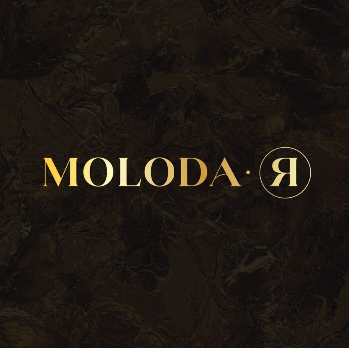 Зображення з текстом “Молода-Я” золотистим шрифтом. Текст центрально розташований та виділяється на контрастному тлі.